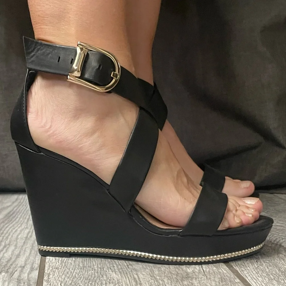 BCBGeneration Jae Black Platform Strappy Wedge Gold Buckle & Chain Detail - Picture 2 of 12